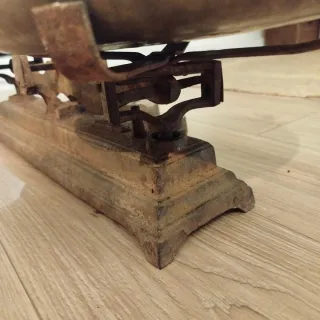 Balanza antigua con 2 pesas