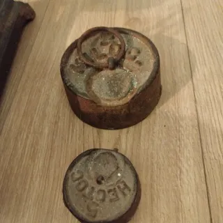 Balanza antigua con 2 pesas