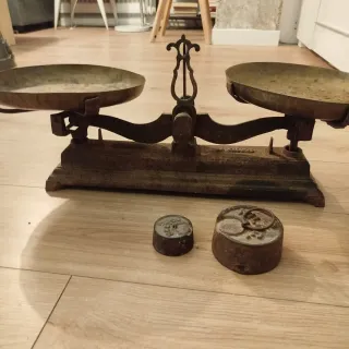 Balanza antigua con 2 pesas