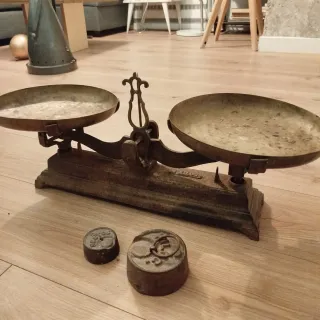 Balanza antigua con 2 pesas