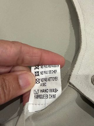 Chaqueta torera beige con tachuelas