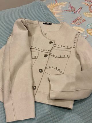 Chaqueta torera beige con tachuelas