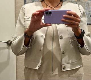 Chaqueta torera beige con tachuelas