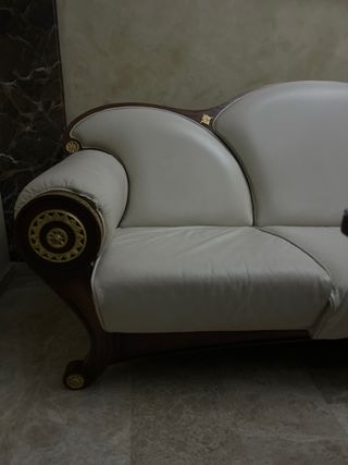 Sofá de piel blanco y madera