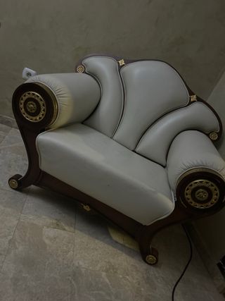 Sofá de piel blanco y madera