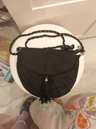 Bolso negro con borla y cadena