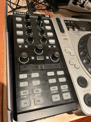 Controlador DJ Traktor Kontrol X1 MK2