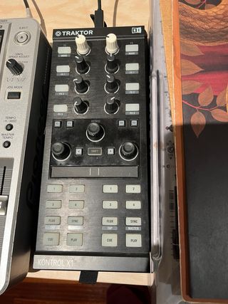 Controlador DJ Traktor Kontrol X1 MK2