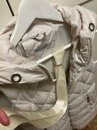 Chaleco entallado beige con capucha