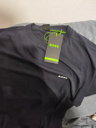 Camiseta Boss Negra Talla M. Su pvp son 70€ tienda