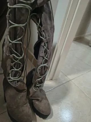 Botas altas beige con cordones y tacón