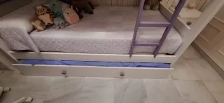 Literas de madera blancas y moradas