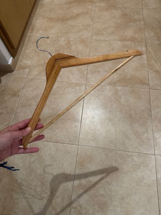 Percha de madera y metal