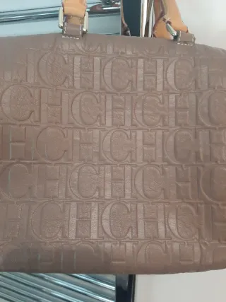 Precioso bolso en piel muy estoloso firma de lujo