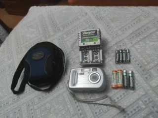 Camara Kodak+ Cargador de pilas Energizer+ pilas