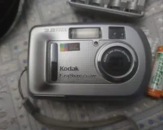 Camara Kodak+ Cargador de pilas Energizer+ pilas