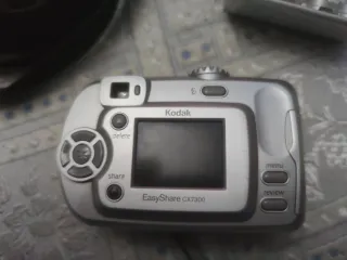 Camara Kodak+ Cargador de pilas Energizer+ pilas