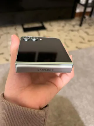 Samsung Z Flip6 - 512GB **2 meses de uso**