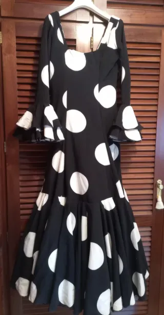 Traje Flamenca Lunares Blanco y Negro
