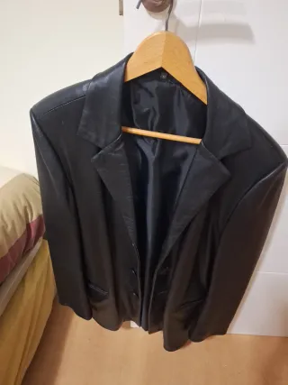 Chaqueta de piel negra