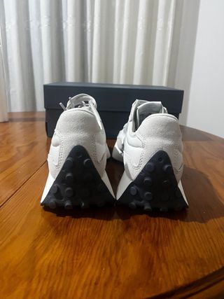 Zapatillas New Balance 327EE Beige/Blanco Talla 42