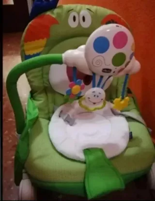 Hamaca infantil con juguetes marca Chicco