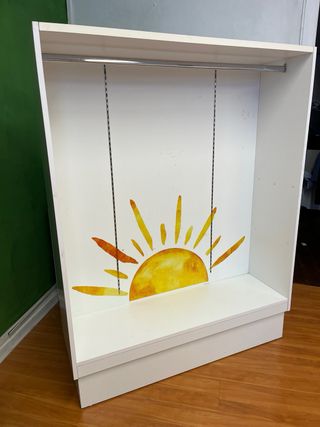 Mueble blanco expositor con sol decorativo