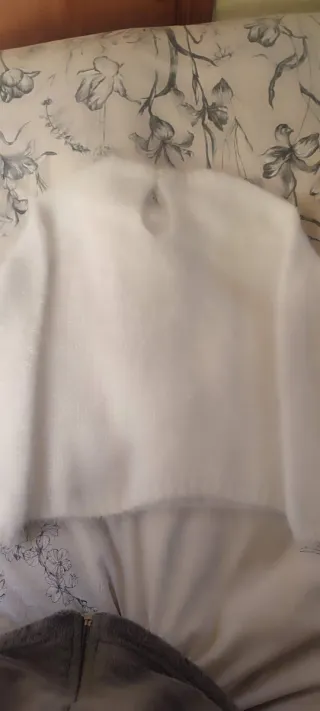 Jersey Bershka blanco talla XS.