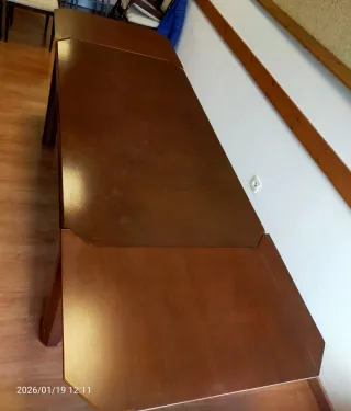 Mesa de salón de madera