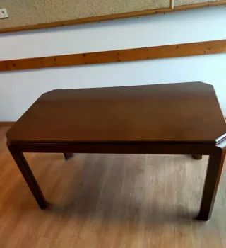 Mesa de salón de madera