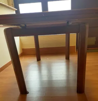 Mesa de salón de madera