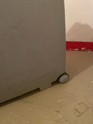 Maleta Samsonite gris con ruedas