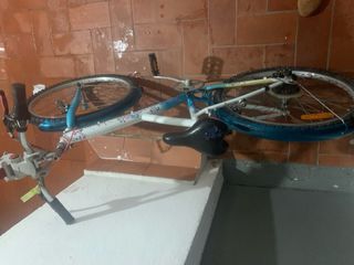 Bicicleta niña Btwin blanca y azul