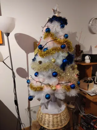 Árbol de Navidad, adornos y luces