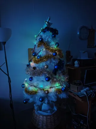 Árbol de Navidad, adornos y luces