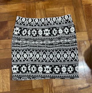Falda estampada blanco y negro