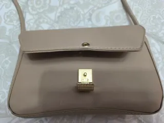 Bolso beige con detalle dorado