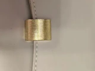 Bolso beige con detalle dorado