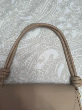 Bolso beige con detalle dorado