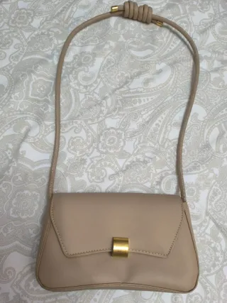 Bolso beige con detalle dorado