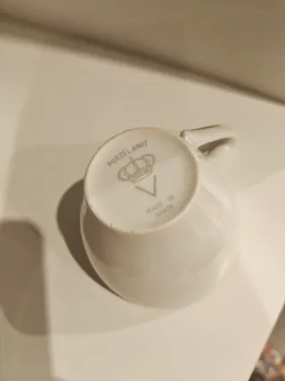 Juego de café con detalles dorados