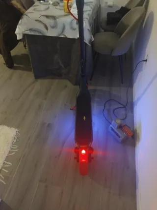 Patinete eléctrico con luces