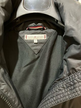 Abrigo largo negro de Tommy Hilfiger