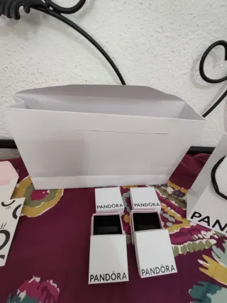 Caja y bolsa Pandora. Lo demás de regalo.