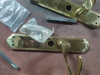 Lote 2 juegos manillas puerta doradas con condena