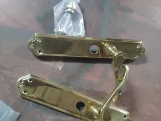 Lote 2 juegos manillas puerta doradas con condena
