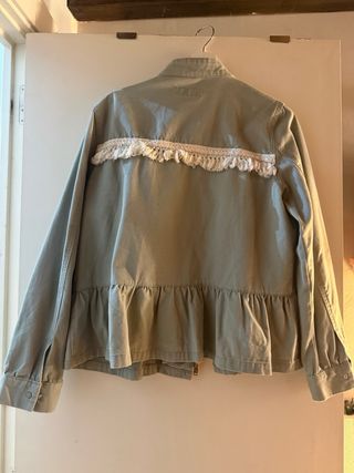 Chaqueta verde claro con flecos