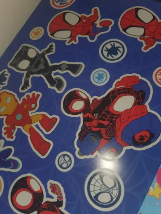 Libro Marvel con pegatinas