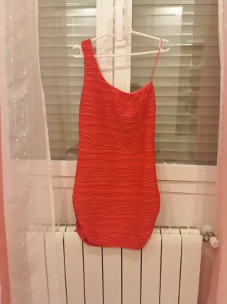Vestido coral de una tiranta