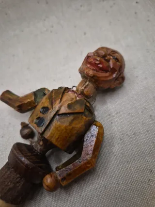 Vecchio Tappo in legno x vino animato epoca antica